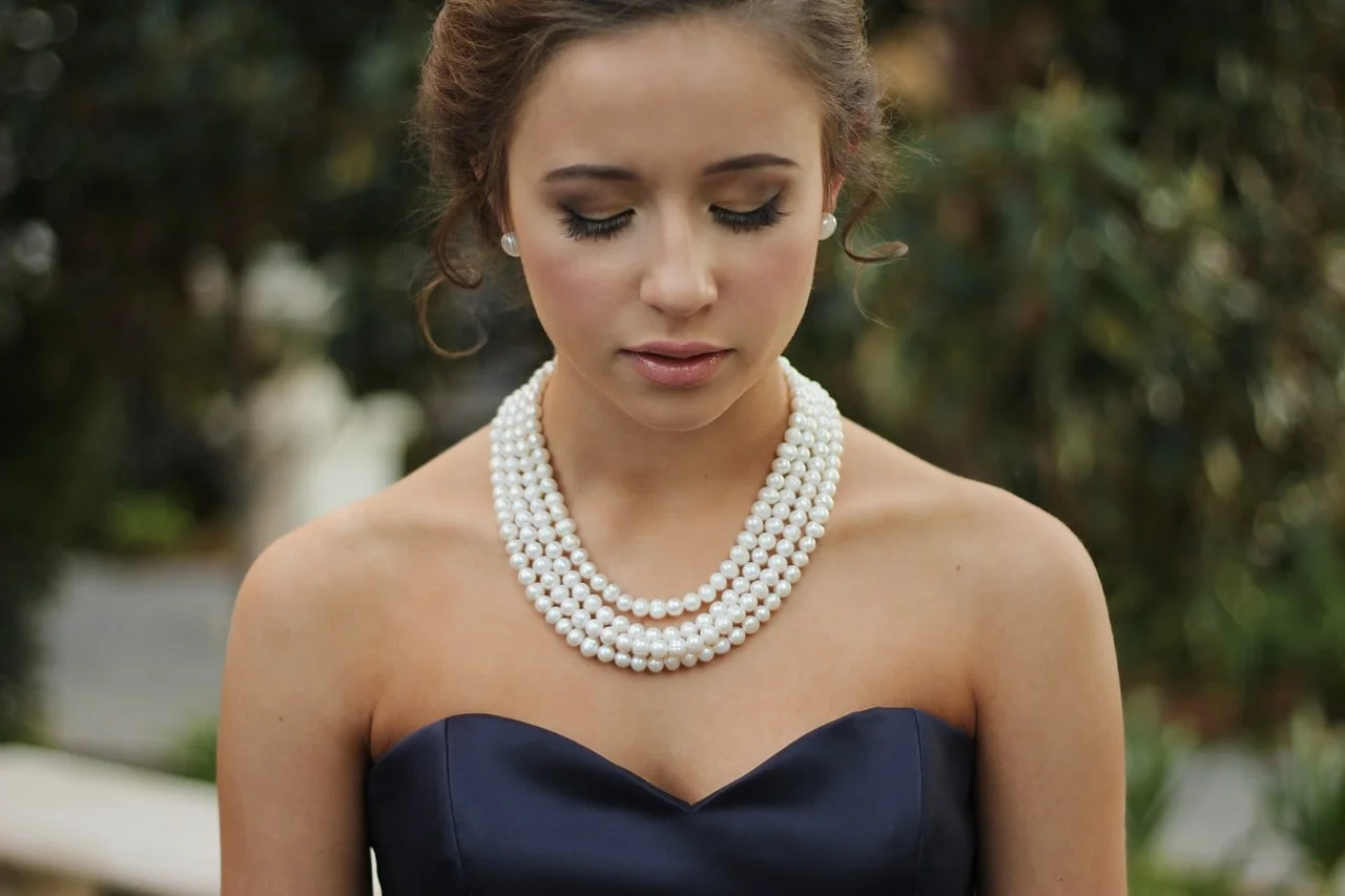 girl-with-pearls-min